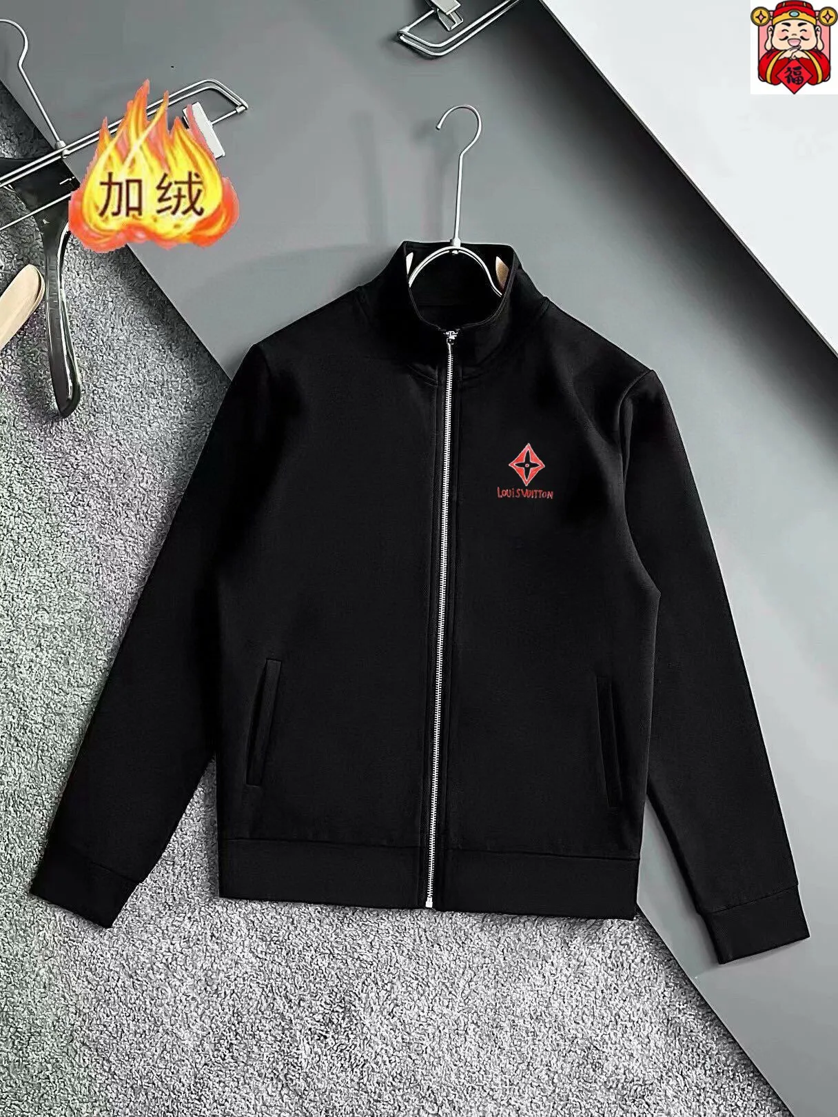 🅿️460 Directly approved brand [LV Louis Vuitton] (velvet and thickened) 2025 autumn and winter new products, celebrities' favorite fashionable casual suits, clean and neat tailoring, full of urban style. Made of high-quality custom fabrics, the inner warmth is excellent, the hand feels soft and dry, and the upper body effect is crisp and stylish. The three-dimensional cutting process and the pattern are all of high standards, and the silhouette version has the right benefits! It is not tight at all, and you feel good when you wear it. So many top-quality raw materials create high-end products with unparalleled value. It is the first choice for high-end fashion people. (Size: M-4XL can wear up to 200 pounds)